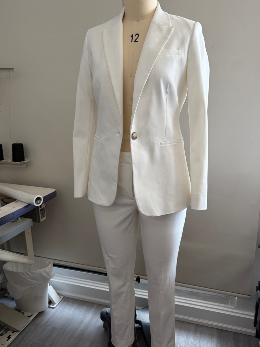 RW&CO. Women's White Single-Button Tailored Blazer and curvy fit Pants